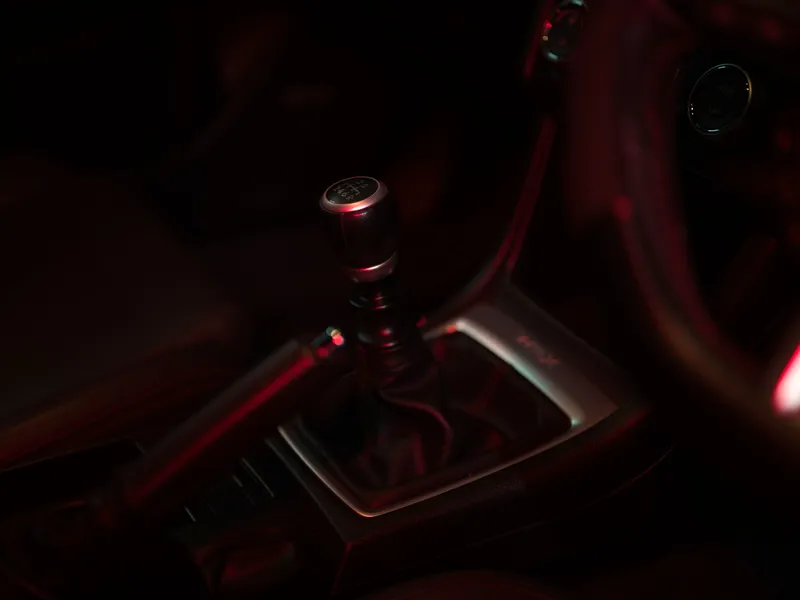 Levier de vitesses et console d'une voiture, éclairage intérieur