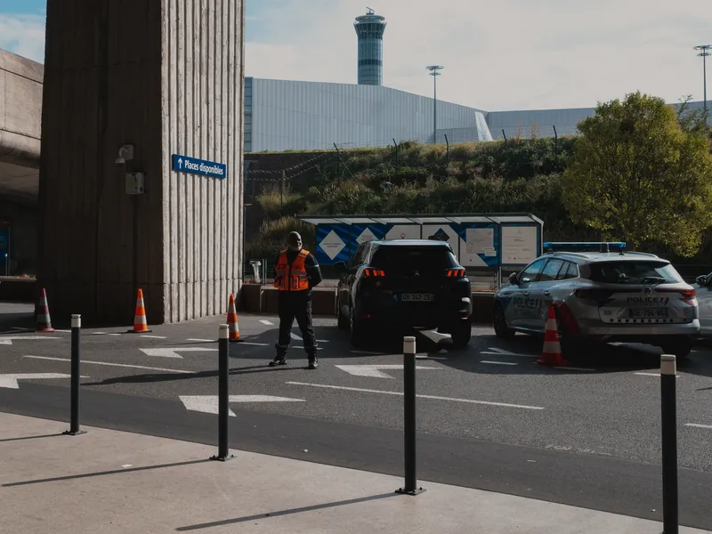 Voitures à la dépose-minute d'un aéroport