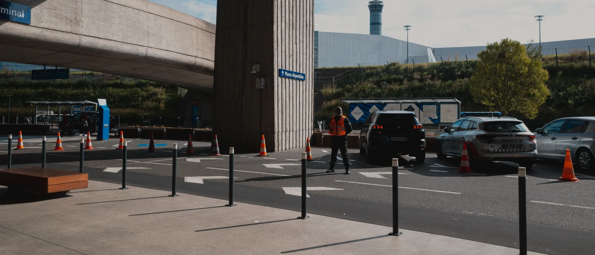 Voitures à la dépose-minute d'un aéroport